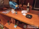 В Житомире задержали 36-летнего мужчину, которого подозревают в изготовлении и распространении в соцсети фото и видео порнографического характера, а также развращении несовершеннолетних
