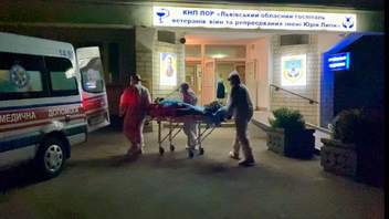 Евакуація пацієнтів автомобілями швидкої допомоги під госпіталем у Винниках