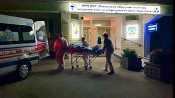 Евакуація пацієнтів автомобілями швидкої допомоги під госпіталем у Винниках 