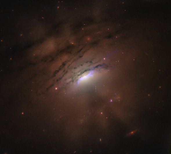 Астрономи змогли простежити проєкцію променів, що йдуть в ядро галактики