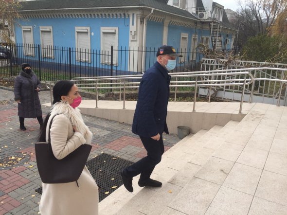 Анатолій Бондаренко прийшов голосувати із дружиною