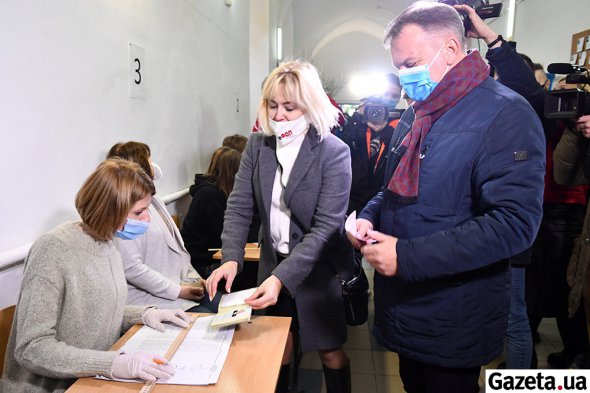 Олег Синютка з дружиною голосують на виборах