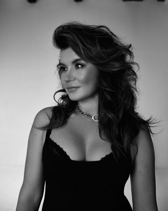 Дружина   українського мультиартиста MONATIKа Ірина продовжує тішити фоловерів звабливими образами