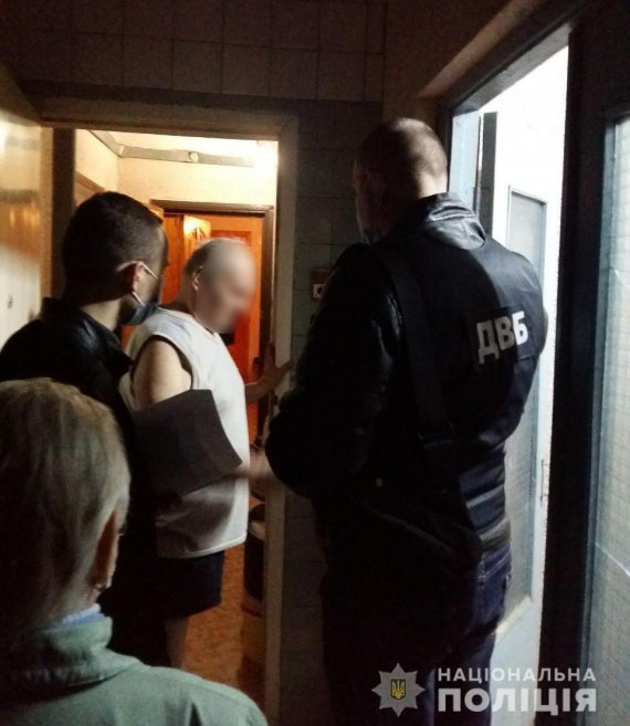 В Киеве полицейские незаконно задержали двух мужчин и требовали взятку