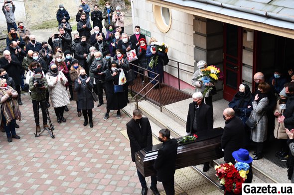 Люди провожают аплодисментами гроб с телом Романа Виктюка