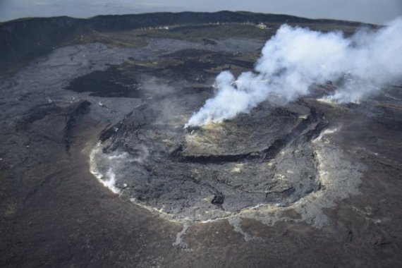 В Африке украинские авиаторы высадили ученых на вулкан