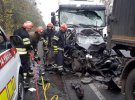 Поблизу Умані легковик  затисло між вантажівками Scania та Mercedes. Загинули жінка і 5-річна дитина