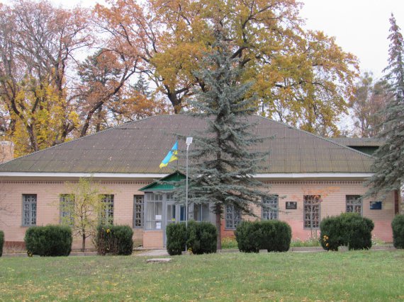 Музей Симиренко в Млиеве. За ним видны дубы, посаженные Львом Симиренко