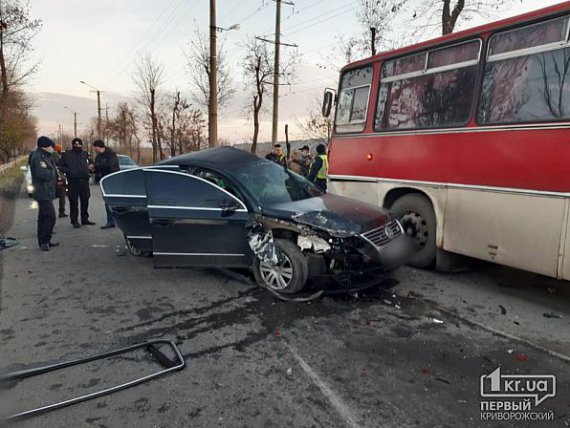 У   Кривому  Розі   сталась  ДТП за участі автобуса та  автомобілів ВАЗ і Volkswagen. Один чоловік загинув. Ще двох -  рятують медики