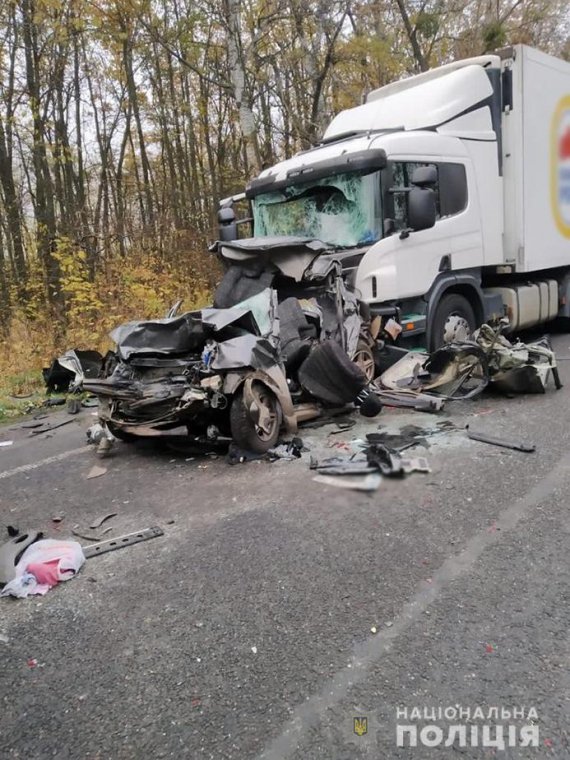 Поблизу Умані легковик затисло між вантажівками Scania та Mercedes. Загинули  47-річна жінка і її 5-річний син