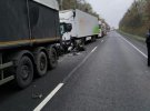 Поблизу Умані легковик затисло між вантажівками Scania та Mercedes. Загинули  47-річна жінка і її 5-річний син