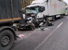Вблизи Умани легковушка зажало между грузовиками Scania и Mercedes. Погибли 47-летняя женщина и ее 5-летний сын