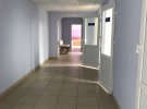 Открытые двери пустых палат амбулатории общей практики семейной медицины