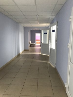 Відкриті двері порожніх палат амбулаторії загальної практики сімейної медицини
