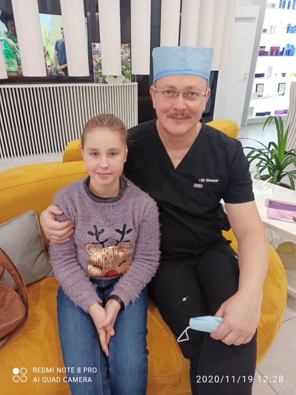 Дівчинка мала вроджене недорозвине вухо.