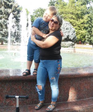 Олена Синявська з Мелітополя Запорізької області обнімає онука Романа. Мати хлопчика померла після інфаркту 2016 року