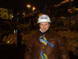 Сергій Васильченко із Гайсина на Вінниччині стоїть біля барикади на столичному майдані Незалежності під час Революції гідності. Тоді отримав три травми 