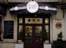 Самый популярный десерт в кофейне-торт Наполеон. Кусочек стоит в среднем 55 грн