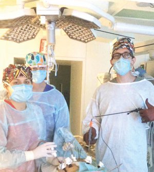 Онколог Олександр Стаховський (на знімку — праворуч) видаляє рак простати через проколи або розрізи. ­Операція у середньому триває три години