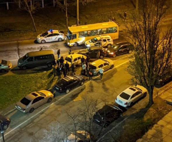 На Березняках водитель Жигулей убегал от полицейских и протаранил несколько автомобилей