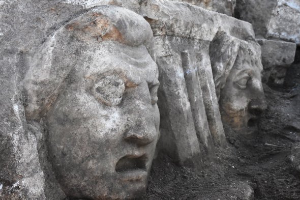 В руинах турецкого города Стратоникея нашли старинные маски Фото: Anadolu Agency