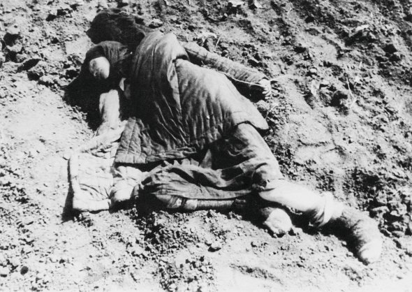 Тіло мертвої жінки біля Полтави 1933 року сфотографував прихованою камерою спеціальний кореспондент американського видання Daily Express. Світлину опублікували в газеті наступного року
