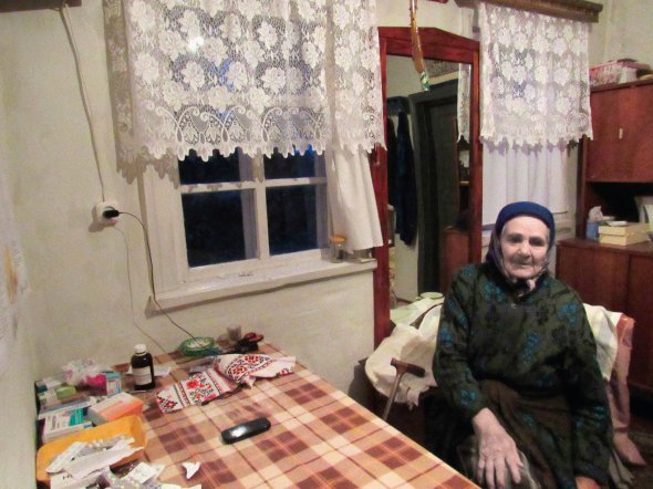 Катерина ВОВК, 90 років. Народилася 14 жовтня 1930-го в селі Мліїв Городищенського району на Черкащині. У школу ходила три роки. Потім не було в що взутися й одягтися. У 13 пішла працювати в місцевий колгосп. ”І сапка, і коса, і вила, і лопата – все було в руках. Грузила снопи на воли”. Вийшла заміж за Михайла Вовка, який працював у колгоспі водієм. ”Я на весіллях співала й танцювала. А він дивився, щоб ні з ким із чоловіків не говорила. Ревнивий був”. Помер шість років тому. Має доньку 70-річну Галину, яка живе в Кривому Розі на Дніпропетровщині, та сина 62-річного Віктора у Млієві. ”На дітей гріх обіжатися. Дочка приїде, помиє, обпере. А син і двічі на день приходить. Як хворію, то й ночує в мене”. Є четверо онуків. ”Тримали з дідом все – і поросят, і корову, і гусей, і курей. І городу  60 соток. А зараз і кота нема. Сил не залишилося. Ото на горобців гуляю у вікно. Город син обробляє”. Улюблена страва – борщ із пампушками