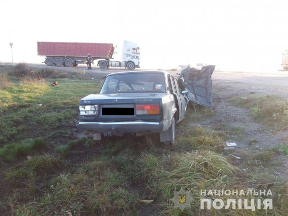 На Рівненщині  зіткнулися вантажівка і ВАЗ.  Загинула мати з 7-річним сином. Ще 2 дітей в лікарні