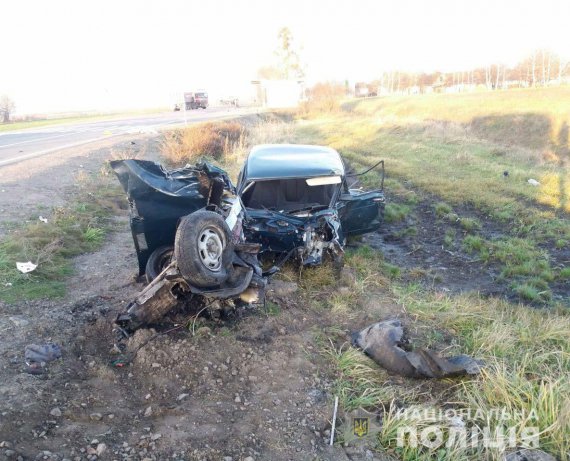 На Ровенщине 30-летняя мать разбилась с тремя сыновьями на ВАЗе. Погибла вместе с 7-летним мальчиком. Ее 4 и 11-летний сыновья - в тяжелом состоянии в больнице