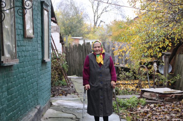 81-летняя Нина Селецкая вспоминает, что голод 1946-47 годов неожиданно начался осенью. Их семья выживала благодаря блинчикам из листьев и супу из пожухлой травы