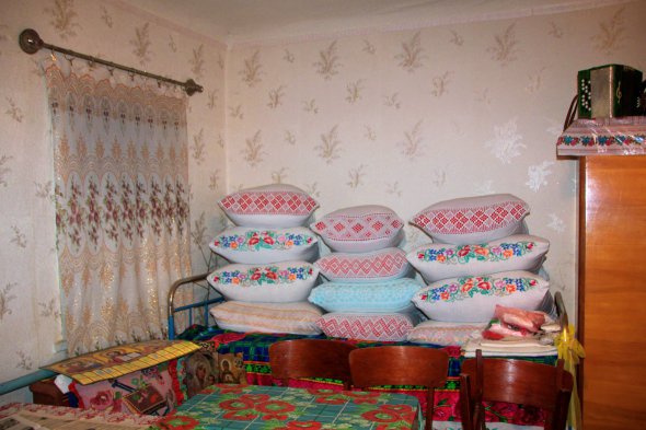 Дома у Нины Ивановны много вышитых подушек и рушныков. Научилась у матери - вышитые вещи во время голода меняли на продукты