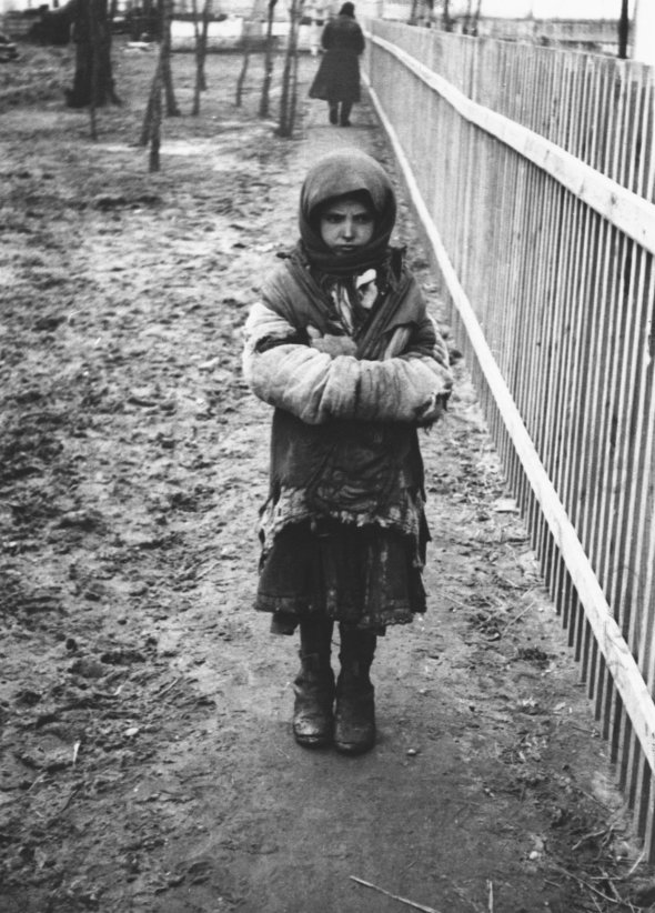 Дівчинка-сирота, чиї батьки померли від голоду. Початок 1934 року.