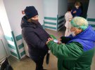 На вході до хірургічного корпусу Полтавської обласної клінічної лікарні обов'язково вимірюють температуру і пропонують обробити руки антисептиком