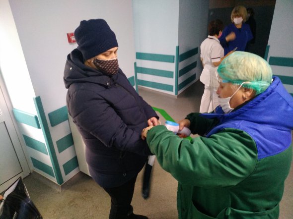 На вході до хірургічного корпусу Полтавської обласної клінічної лікарні обов'язково вимірюють температуру і пропонують обробити руки антисептиком