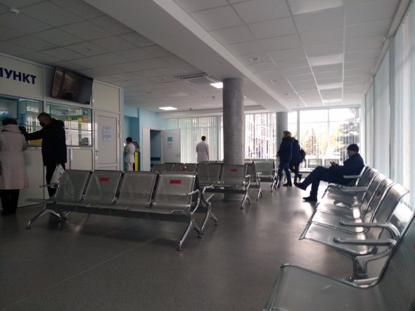 В регистратуре Полтавской областной больницы зал ожидания оборудовали удобными креслами
