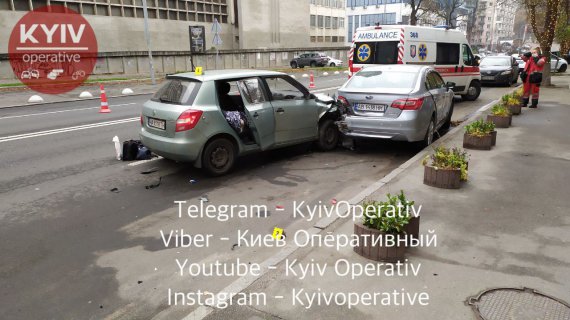 На Кловському узвозі в Києві   таксі Skoda  протаранило на   швидкості  припаркований  Subaru. Загинула пасажирка таксі