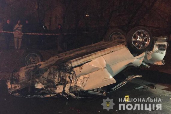 У Кам’янці-Подільському  на Хмельниччині 35-річний водій Subaru Legacy врізвся в дерево і перекинувся на дах.  Загинули 2 пасажирки іномарки.    Водій і ще одна  – в лікарні