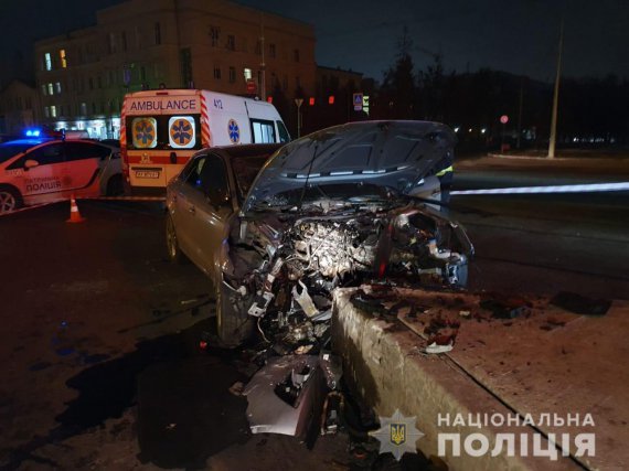 В Харькове 3 подруги на Audi врезались в островок безопасности