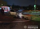 В Харькове 3 подруги на Audi врезались в островок безопасности
