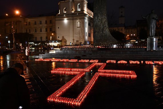 Із лампадок виклали хрест та слова "Збережи пам'ять!"