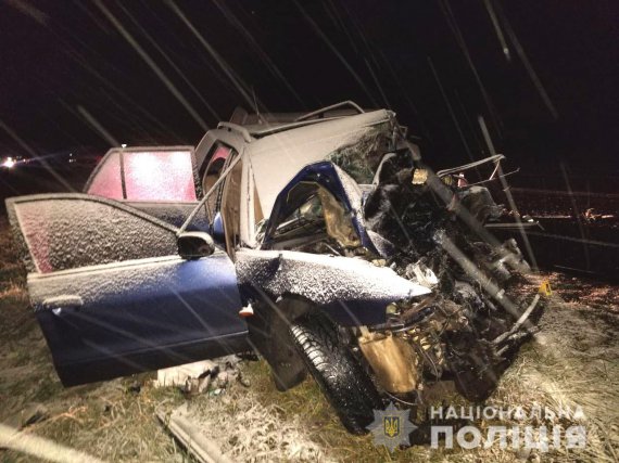 На Рівненщині в лобовому зіткнення зійшлися легковик і мікроавтобус. Одна людина загинула, ще 4 - скалічилися