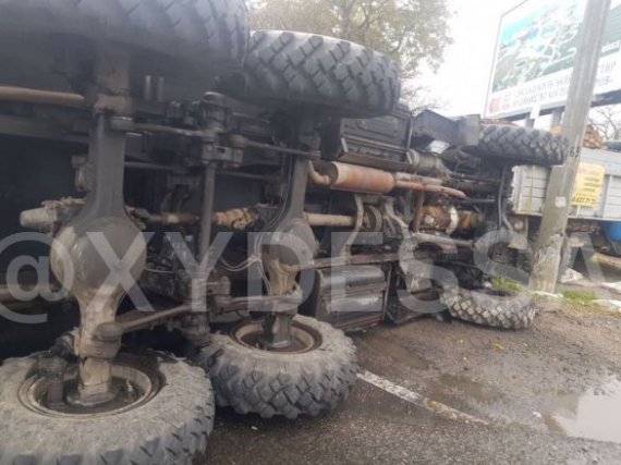 В Одесі На Об’їздній дорозі сталася ДТП за участю військової вантажівки. Вона перекинулася на бік