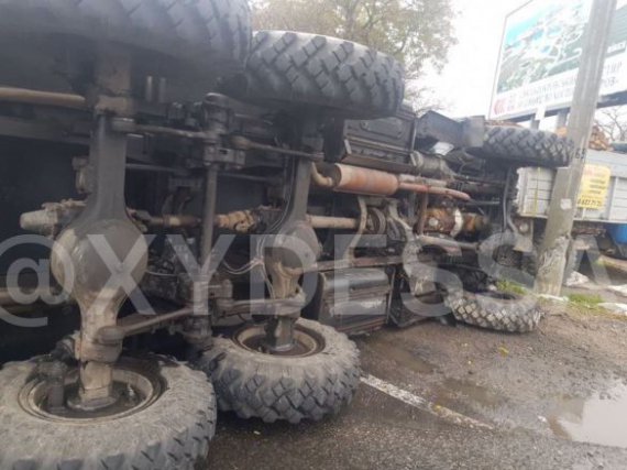 В Одессе на объездной дороге произошло ДТП с участием военного грузовика. Он перевернулся на бок