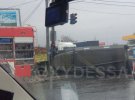В Одесі На Об’їздній дорозі сталася ДТП за участю військової вантажівки. Вона перекинулася на бік