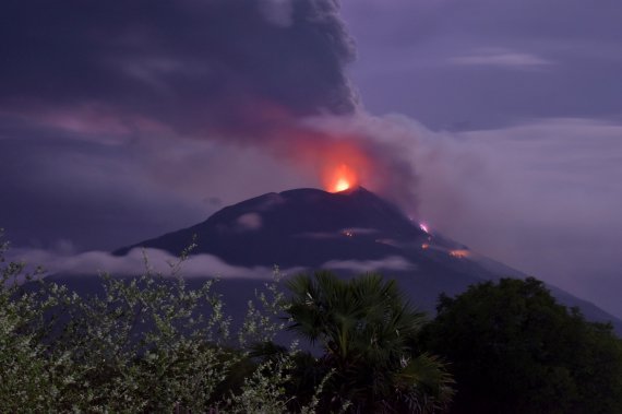 Через виверження вулкану на індонезійському острові евакуювали понад 4 тис. осіб та припинили авіасполучення
