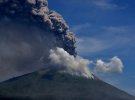 Через виверження вулкану на індонезійському острові евакуювали понад 4 тис. осіб та припинили авіасполучення