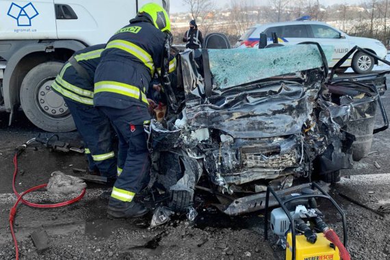 На Закарпатті в смертельному зіткненні зійшлися ВАЗ-2115 і вантажівка Scania. Загинули 4 дорослих і дитина
