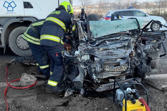 На Закарпатье в смертельном столкновении сошлись ВАЗ-2115 и грузовик Scania. Погибли 4 взрослых и ребенок