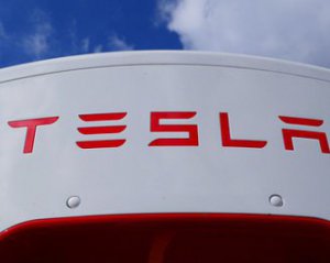 В електрокарах Tesla почали оновлювати програмне забезпечення