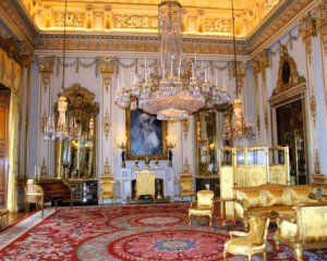 Вынес личные вещи на $130 тыс.: королеву Елизавету II обокрал слуга